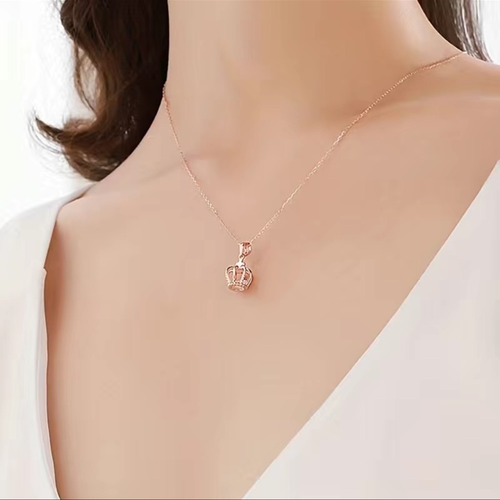 Crown pendant necklace